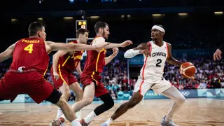 La selección española de baloncesto defiende una jugada ante Canadá en su último partido en los Juegos Olímpicos.