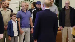 Los ocho civiles liberados, entre ellos el español Pablo González, son recibidos por Vladimir Putin