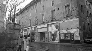 Palacio de Fuenclara, con los comercios gráficos en los locales, en la década de los 90.