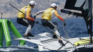 Marseille (France), 02/08/2024.- Diego Botin le Chever (L) and Florian Trittel Paul of Spain compete in the Men's 49erFX class medal race of the Sailing events in the Paris 2024 Olympic Games, at the Marseille Marina in Marseille, France, 02 August 2024. (Francia, España, Marsella) EFE/EPA/SEBASTIEN NOGIER