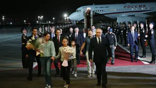 Putin recibe a los presos liberados, entre ellos al periodista español Pablo González, a pie de pista este jueves por la noche en Moscú.