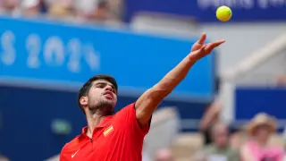 Carlos Alcaraz of Spain in action against Felix Auger-Aliassime of Canada during the mens singles semi-final tennis match on Court Philippe-Chatrier at Roland-Garros Stadium during the Paris 2024 Olympic Games, in Paris on August 2, 2024..AFP7 ..02/08/2024 ONLY FOR USE IN SPAIN [[[EP]]]