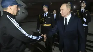 Vladimir Putin recibe a los ocho prisioneros liberados a pie de pista.