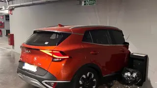 Imagen del coche empotrado contra una pared en el parquin de un Mercadona de Huesca.