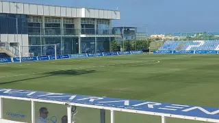 El campo central del Pinatar Arena hora y media antes del partido Elche-Real Zaragoza, amistoso que se juega a las 19.00 de este sábado en San Pedro del Pinatar (Murcia).