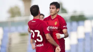 Iván Azón celebra con Sergi Enrich el 0-1 ganador que anotó este sábado en el Pinatar Arena para derrotar al Elche.