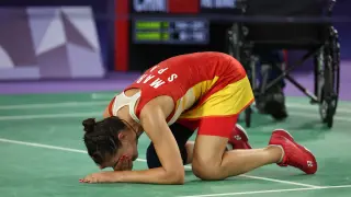 Carolina Marín, tirada en el suelo llorando tras la lesión en el encuentro ante He Bing Jiao. FRANCIA PARÍS 2024 BÁDMINTON