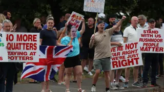 Protestas a las puertas de un hotel en Reino Unido que da alojamiento a inmigrantes.