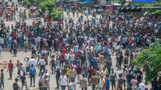 Manifestantes asisten al primer día del movimiento de no cooperación en Dacca, Bangladesh, el 04 de agosto de 2024. (Protestas) EFE/EPA/Monirul Alam