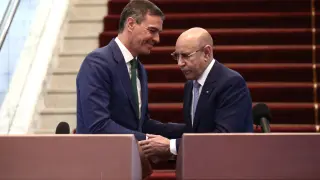 In this handout photo provided by Mauritanian Presidency, Prime Minister of Spain Pedro Sánchez is welcomed by Mauritanian President Mohamed Ould Ghazouani, Tuesday, Aug. 27, 2024, in Nouakchott, Mauritania. (Mauritanian Presidency via AP) [[[AP/LAPRESSE]]]