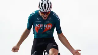 Pablo Castrillo, eufórico al cruza la línea de meta en Orense.