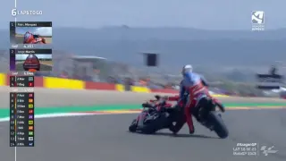Instante de la caída entre Álex Márquez y Pecco Bagnaia, este domingo en Motorland.