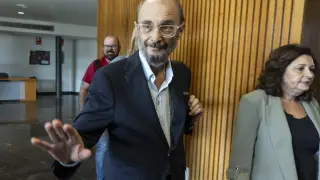 Lambán, ayer, a su llegada a la reunión de su grupo parlamentario en las Cortes.
