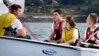 La princesa Leonor navega en la ría de Pontevedra junto a varios compañeros