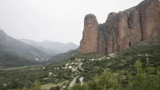 Este pueblo nos ofrece unas espectaculares vistas de los Mallos de Riglos