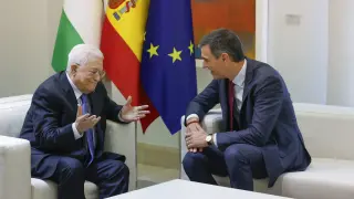 El presidente del Gobierno, Pedro Sánchez, durante la reunión mantenida con el presidente palestino Mahmud Abás , este jueves en el Palacio de La Moncloa.