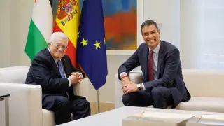 El presidente del Gobierno, Pedro Sánchez, se reúne con el presidente del Estado de Palestina, Mahmud Abás, en el Palacio de La Moncloa