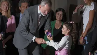 El rey Felipe hablando con la pequeña Ana Valentina