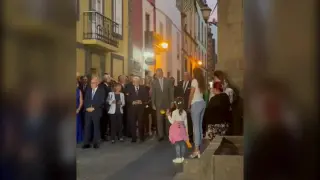 Una niña cumple su sueño de hablar con el rey tras una foto con la reina cuando era bebé