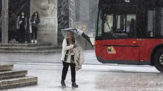 Una mujer con su paraguas en un día de lluvia en Zaragoza.