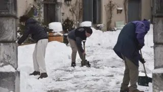 Labores de limpieza en la urbanización de Formigal en la última nevada, caída a principios de diciembre de 2024.