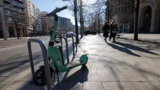 Uno de los patinetes eléctricos de alquiler de Zaragoza.