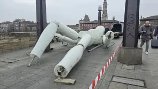 Una de las figuras del espectáculo, este miércoles por la mañana en el Puente de Piedra.