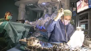 Intervención quirúrgica con un robot Da Vinci en el Hospital Universitario Miguel Servet de Zaragoza.