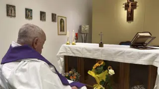 En esta imagen difundida por la Sala de Prensa del Vaticano, el Papa Francisco celebra una misa en la capilla del policlínico Agostino Gemelli en Roma, el domingo 16 de marzo de 2025. (