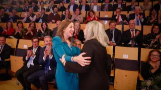 Natalia Chueca saluda a la viuda de José Luis Yzuel, Ana Lumbierres