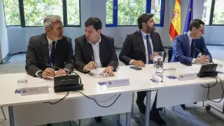 MADRID, 12/05/2025.- Los presidentes de Aragón Jorge Azcón, de Castilla y León Alfonso Fernández Mañueco, de Murcia Fernando López Miras, y de Andalucía Juanma Moreno , durante la reunión del Comité Ejecutivo Nacional, este lunes en Madrid.-EFE/ J.P. Gandul