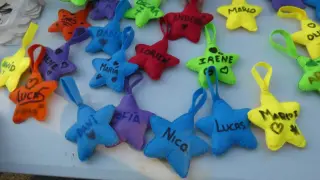 Estrellas con los nombres de niños fallecidos elaboradas durante el homenaje Recuérdame que organiza Aspanoa todos los años en Almudévar.