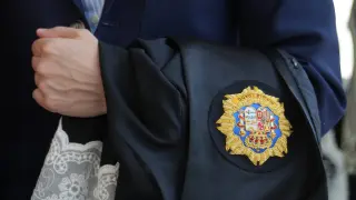 Jueces y fiscales con las togas en las manos, durante un paro de diez minutos de asociaciones de jueces y fiscales, frente a los Juzgados de Plaza de Castilla, a 11 de junio de 2025, en Madrid (España). Jueces y fiscales de todas las asociaciones, menos las progresistas, han convocado un paro simbólico de diez minutos para expresar su rechazo a dos de los proyectos de ley anunciados recientemente por el Gobierno: el que pretende modificar el acceso a ambas carreras y el que busca reformar la Fiscalía de cara a dejar las investigaciones penales en manos de los fiscales. 11 JUNIO 2025 David Zorrakino / Europa Press 11/06/2025