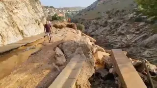 La presa de Almonacid de la Cuba se desborda y se lleva una carretera.