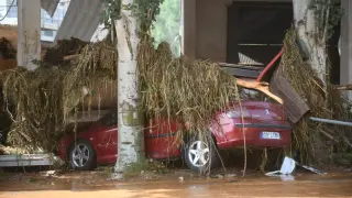 Las fuertes lluvias han provocado grandes destrozos en las calles de la localidad Azuara (Zaragoza), donde los vecinos intentan limpiar ahora casas y calles.