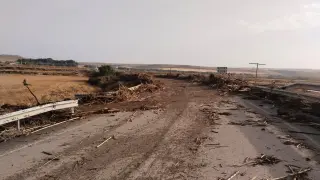 El desbordamiento del Aguasvivas cortó la N-232 -en la imagen- y causó afecciones a los ganaderos de Vinaceite.