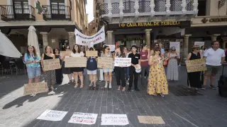 Concentración de trabajadores de Cruz Roja en la plaza del Torico.