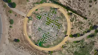 La forma peculiar de este laberinto junto a sus dimensiones se asemejan a un círculo de cosecha.