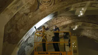 Dos técnicos analizaban ayer las pinturas en el Museo Nacional de Arte de Cataluña.