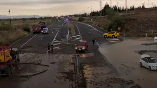 Labores de achicamiento de agua de efectivos de la UME en el entorno de los polígonos de Figueruelas y Pedrola.