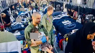 Los niños gazatíes ya en el A400 que se dirige a la Base Aérea de Zaragoza.