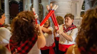 200 danzantes recorren Longares al son de su emblemático paloteo