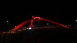 Natalia Chueca visita e inaugura el nuevo sistema de iluminación ornamental del puente del Tercer Milenio