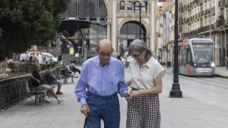 Anabel y su padre Jesús Montañés pasean por el entorno del Mercado Central de Zaragoza.