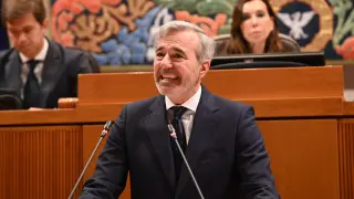 El presidente de Aragón, Jorge Azcón, comparece en las Cortes, durante el debate de política general sobre el estado de la Comunidad autónoma de Aragón, en las Cortes de Aragón, a 24 de septiembre de 2025, en Zaragoza, Aragón (España). El hemiciclo de las Cortes de Aragón acoge la intervención del presidente del Gobierno autonómico, en el segundo debate sobre el estado de la Comunidad de la XI Legislatura. En esta primera jornada, el jefe del Ejecutivo autonómico será el único interviniente y, sin límite de tiempo, comparece para hacer balance de su gestión. 24 SEPTIEMBRE 2025 Ramón Comet / Europa Press 24/09/2025