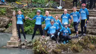 Los ciclistas zaragozanos que han tomado parte en el reto solidario 'Be water' contra el cáncer.