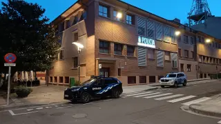 Una patrulla de la Policía Local de Ejea de los Caballeros junto a la sede del cuerpo.