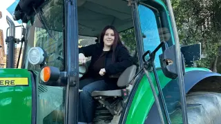 Andrea Garza, joven agricultora de Garrapinillos, comenta la situación del campo aragonés que ha llevado a la tractorada