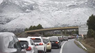 El cierre del puerto de Monrepós ha provocado largos atascos en el puerto de Monrepós desde antes de Nueno.