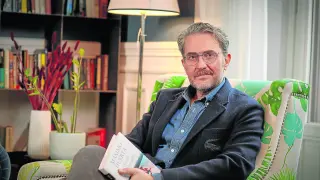 Máximo Huerta explora muchas cosas en su novela: la memoria y la nostalgia, los cuidados y el arrepentimiento, el divorcio y la salud mental, el viaje y la búsqueda de un hermano...